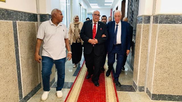 موافي يبدي إعجابه بمستوى تجهيزات كلية الطب بجامعة الأقصر 10