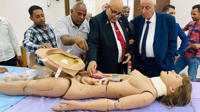 موافي يبدي إعجابه بمستوى تجهيزات كلية الطب بجامعة الأقصر 9
