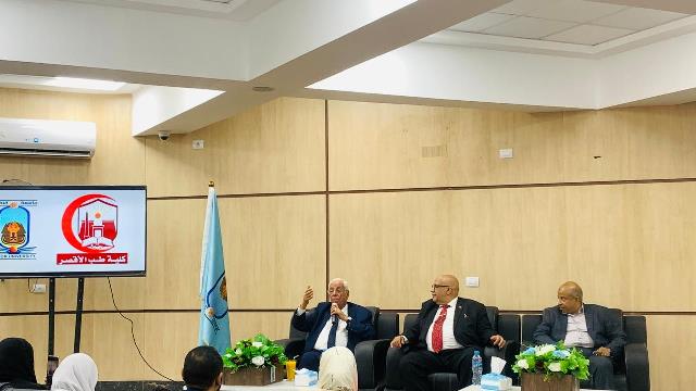 موافي يبدي إعجابه بمستوى تجهيزات كلية الطب بجامعة الأقصر 8