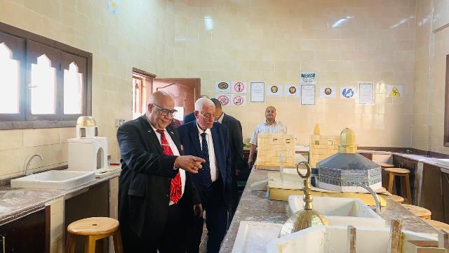 موافي يبدي إعجابه بمستوى تجهيزات كلية الطب بجامعة الأقصر 4
