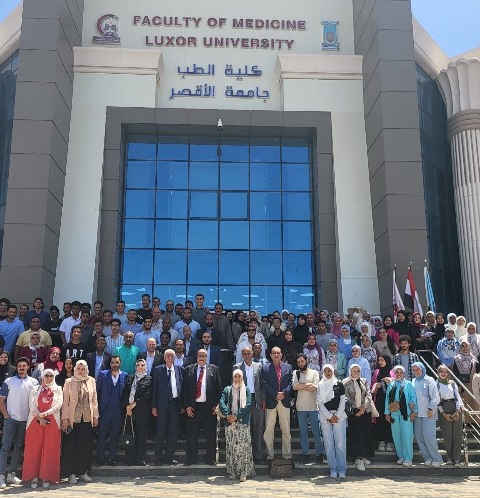 موافي يبدي إعجابه بمستوى تجهيزات كلية الطب بجامعة الأقصر 3