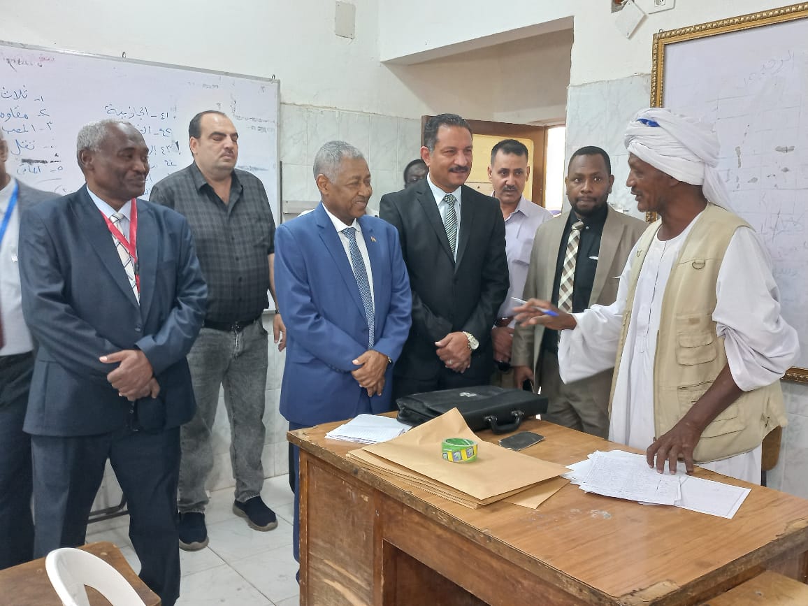 سفير السودان ومدير تعليم الجيزة يتفقدان امتحانات شهادة الأساس السودانية  6