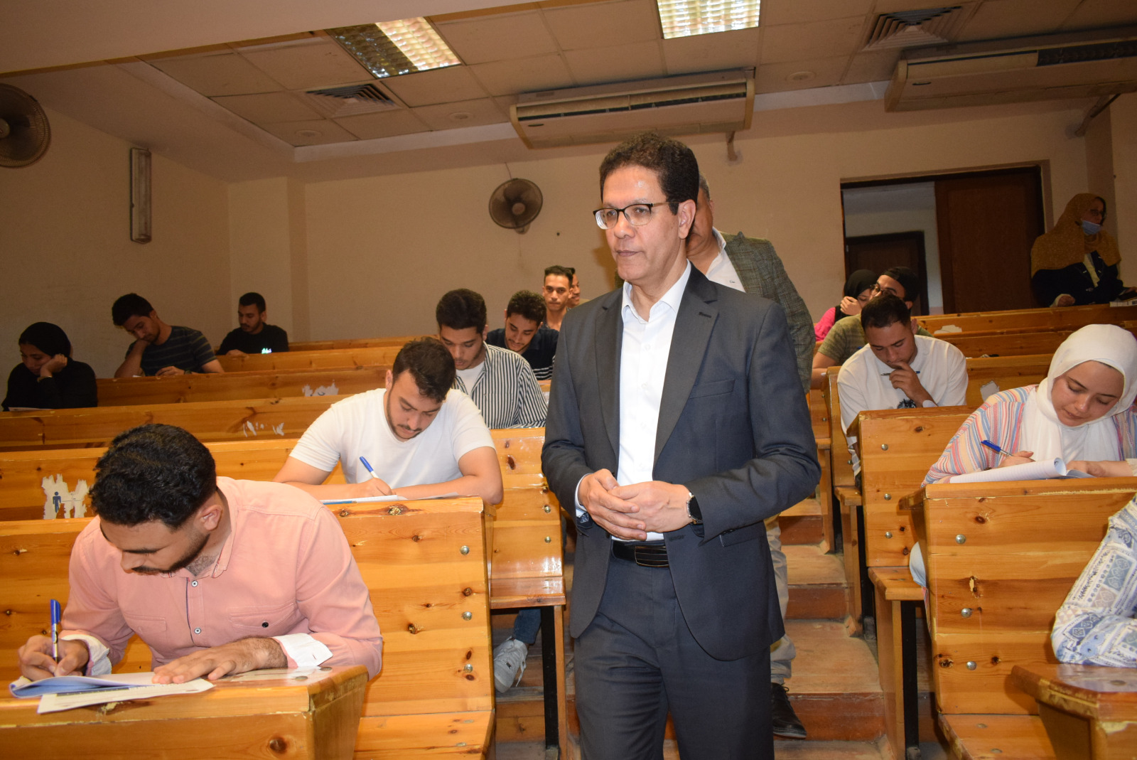 رئيس جامعة بنها يتفقد الامتحانات بكليات التربية والتمريض والحاسبات والذكاء الاصطناعى والفنون التطبي