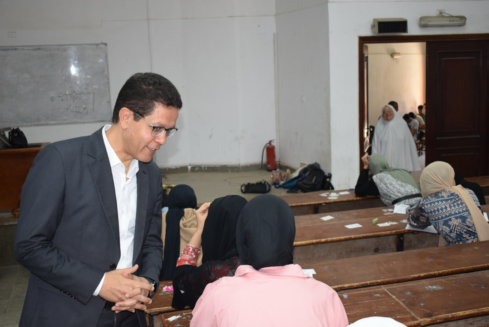 رئيس جامعة بنها يتفقد الامتحانات بكليات التربية والتمريض والحاسبات والذكاء الاصطناعى والفنون التطبي
