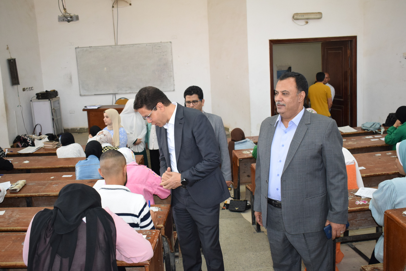 رئيس جامعة بنها يتفقد الامتحانات بكليات التربية والتمريض والحاسبات والذكاء الاصطناعى والفنون التطبي