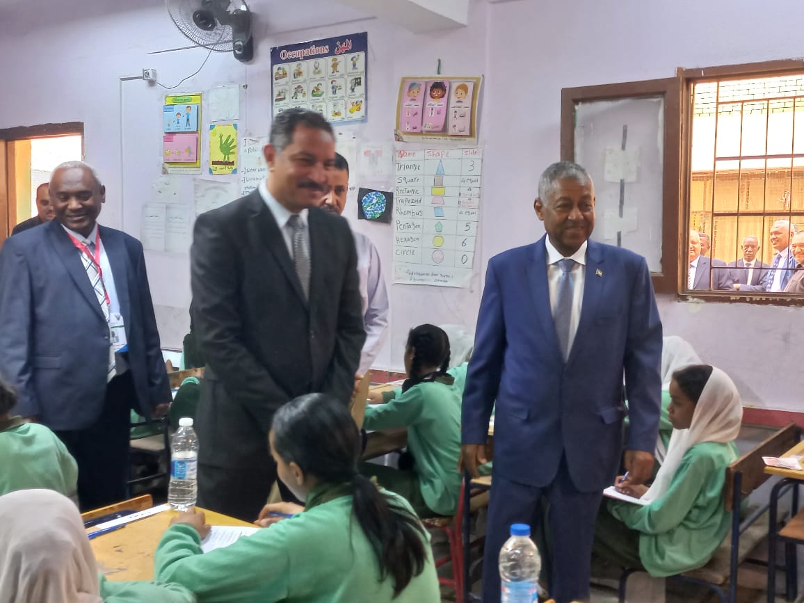 سفير السودان ومدير تعليم الجيزة يتفقدان امتحانات شهادة الأساس السودانية  4