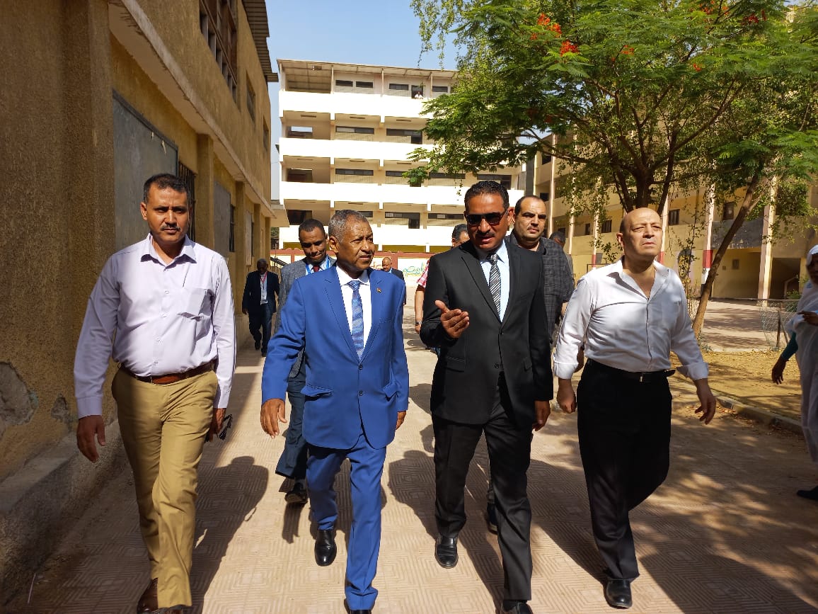 سفير السودان ومدير تعليم الجيزة يتفقدان امتحانات شهادة الأساس السودانية  2