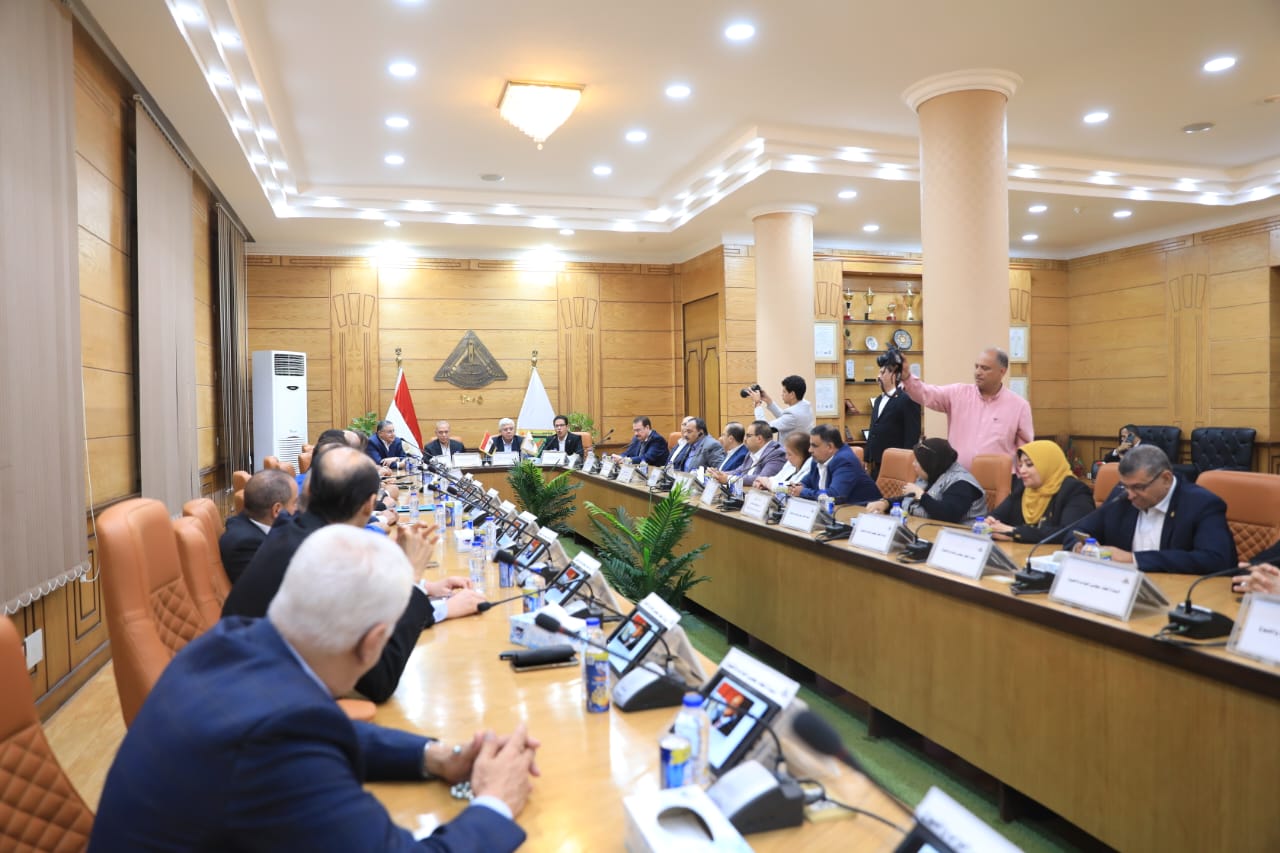 وزير التعليم العالي يزور أرض مستشفى بنها الجامعي الجديد2