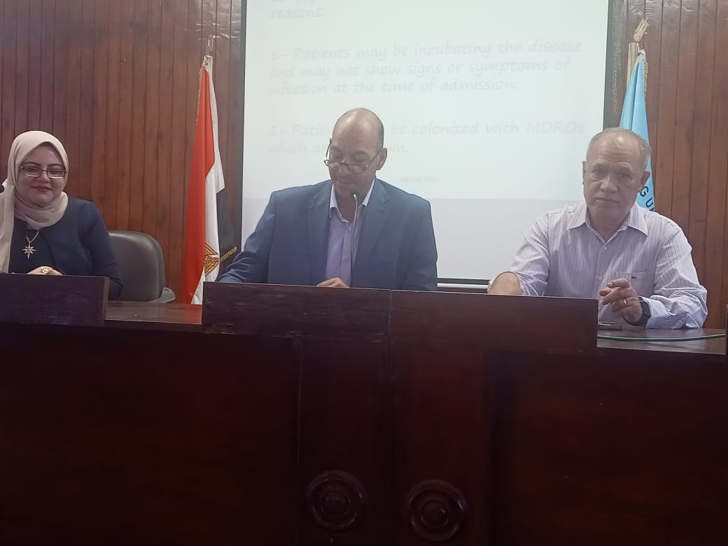 طب بشري سوهاج تناقش أساسيات مكافحة العدوى وجودة الرعاية الصحية5