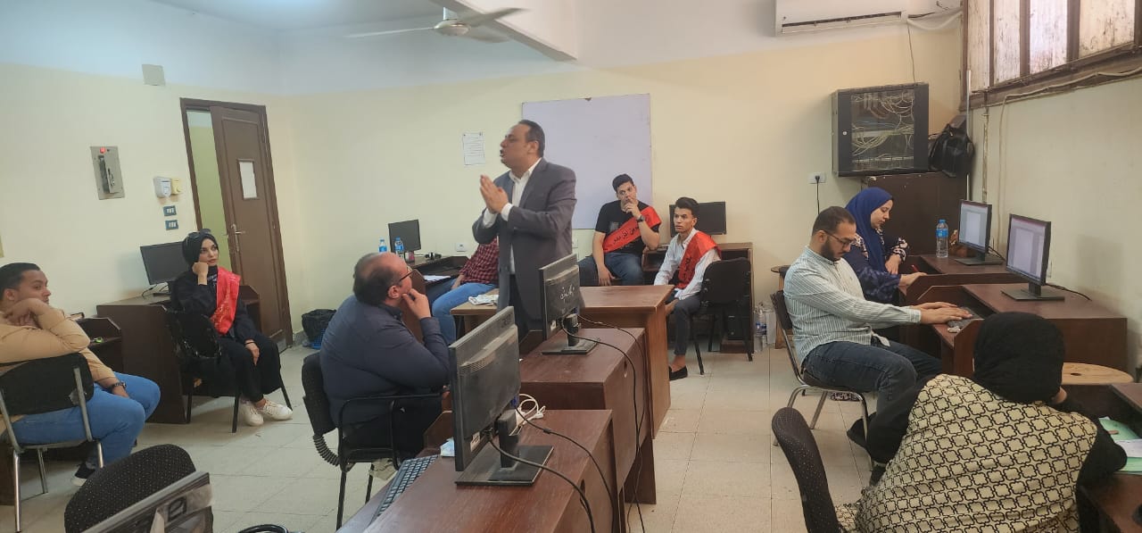 صيدلة سوهاج تنظم ورشة عمل عن تنسيق الرسائل العلمية ببرنامج الميكروسوفت وورد15