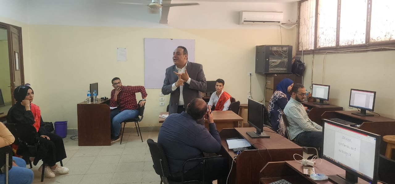 صيدلة سوهاج تنظم ورشة عمل عن تنسيق الرسائل العلمية ببرنامج الميكروسوفت وورد14