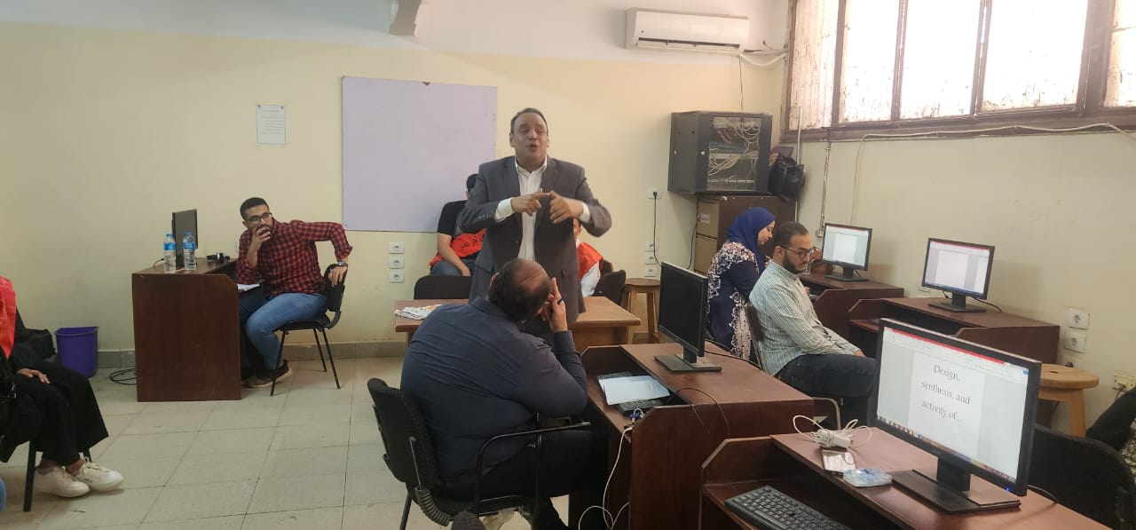 صيدلة سوهاج تنظم ورشة عمل عن تنسيق الرسائل العلمية ببرنامج الميكروسوفت وورد13