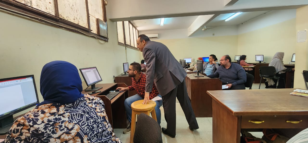 صيدلة سوهاج تنظم ورشة عمل عن تنسيق الرسائل العلمية ببرنامج الميكروسوفت وورد12