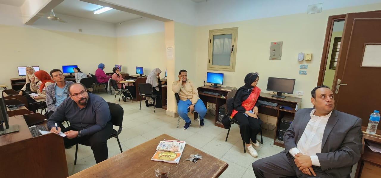 صيدلة سوهاج تنظم ورشة عمل عن تنسيق الرسائل العلمية ببرنامج الميكروسوفت وورد10