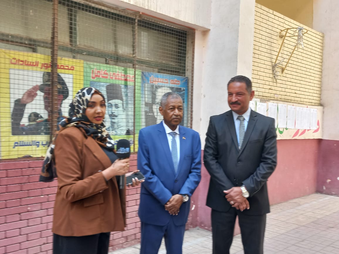 سفير السودان ومدير تعليم الجيزة يتفقدان امتحانات شهادة الأساس السودانية  7