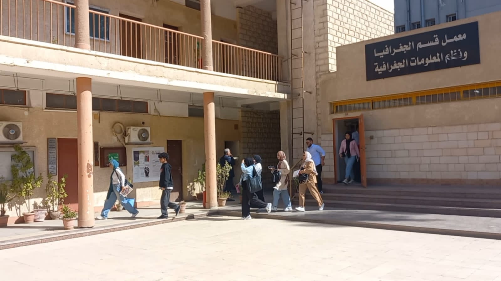 جامعة عين شمس تنفذ تجربة إخلاء ناجحة