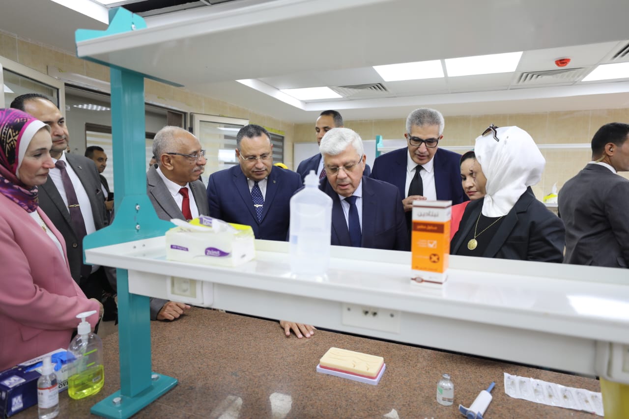 وزير التعليم العالي يفتتح عددًا من المشروعات التعليمية والصحية بجامعة الإسكندرية