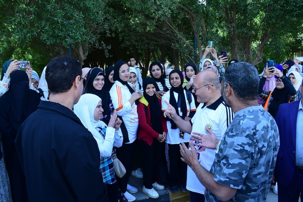 رئيس جامعة سوهاج والمتحدث العسكري للقوات المسلحة يطلقان إشارة البدء لانطلاق ماراثون بداية 