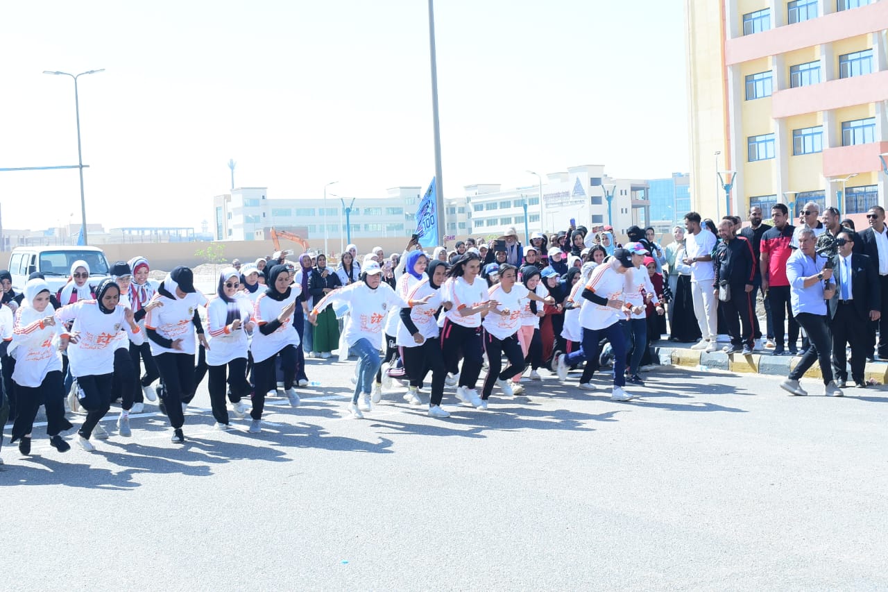 رئيس جامعة سوهاج والمتحدث العسكري للقوات المسلحة يطلقان إشارة البدء لانطلاق ماراثون بداية 