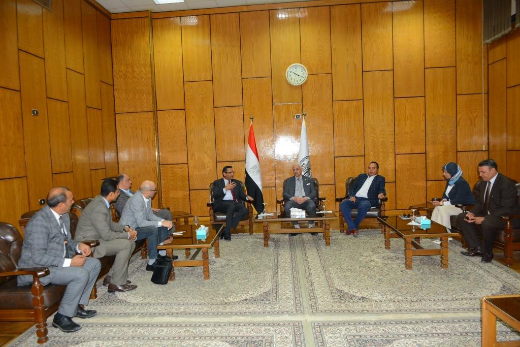 جامعة أسيوط تستقبل وفداً من نقابة الصحفيين