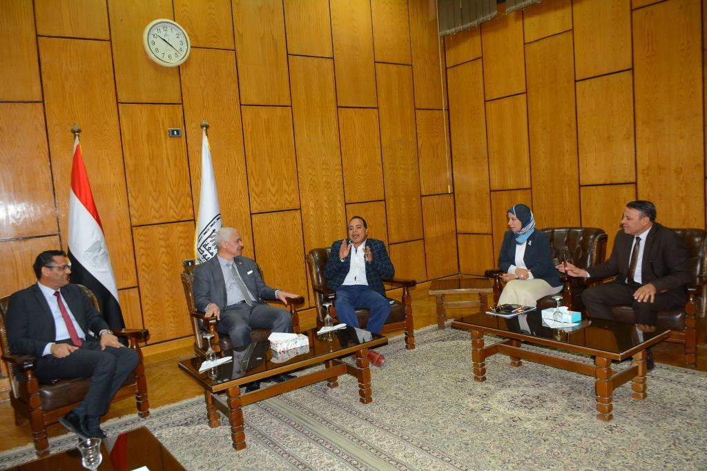 جامعة أسيوط تستقبل وفداً من نقابة الصحفيين