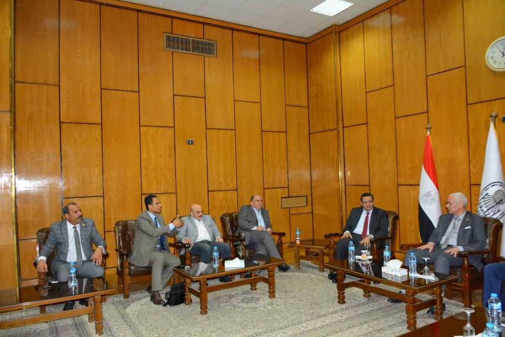 جامعة أسيوط تستقبل وفداً من نقابة الصحفيين