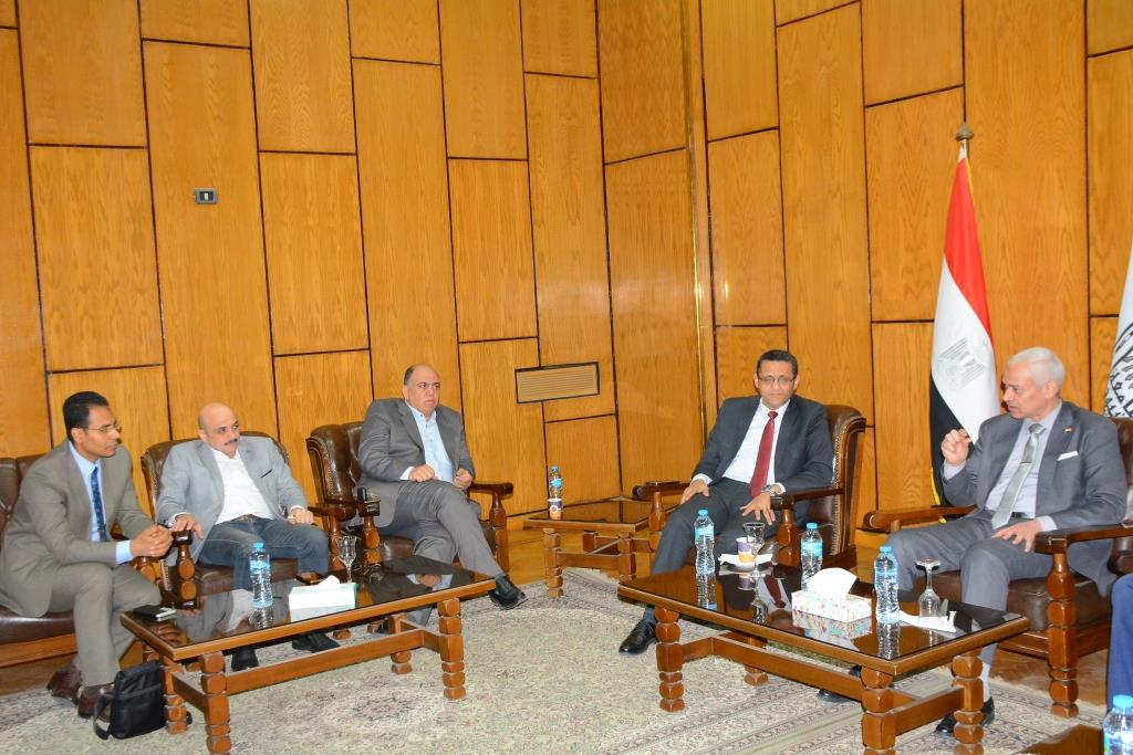 جامعة أسيوط تستقبل وفداً من نقابة الصحفيين