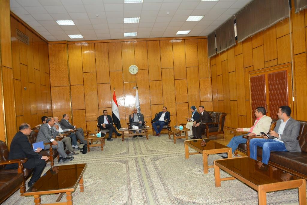 جامعة أسيوط تستقبل وفداً من نقابة الصحفيين