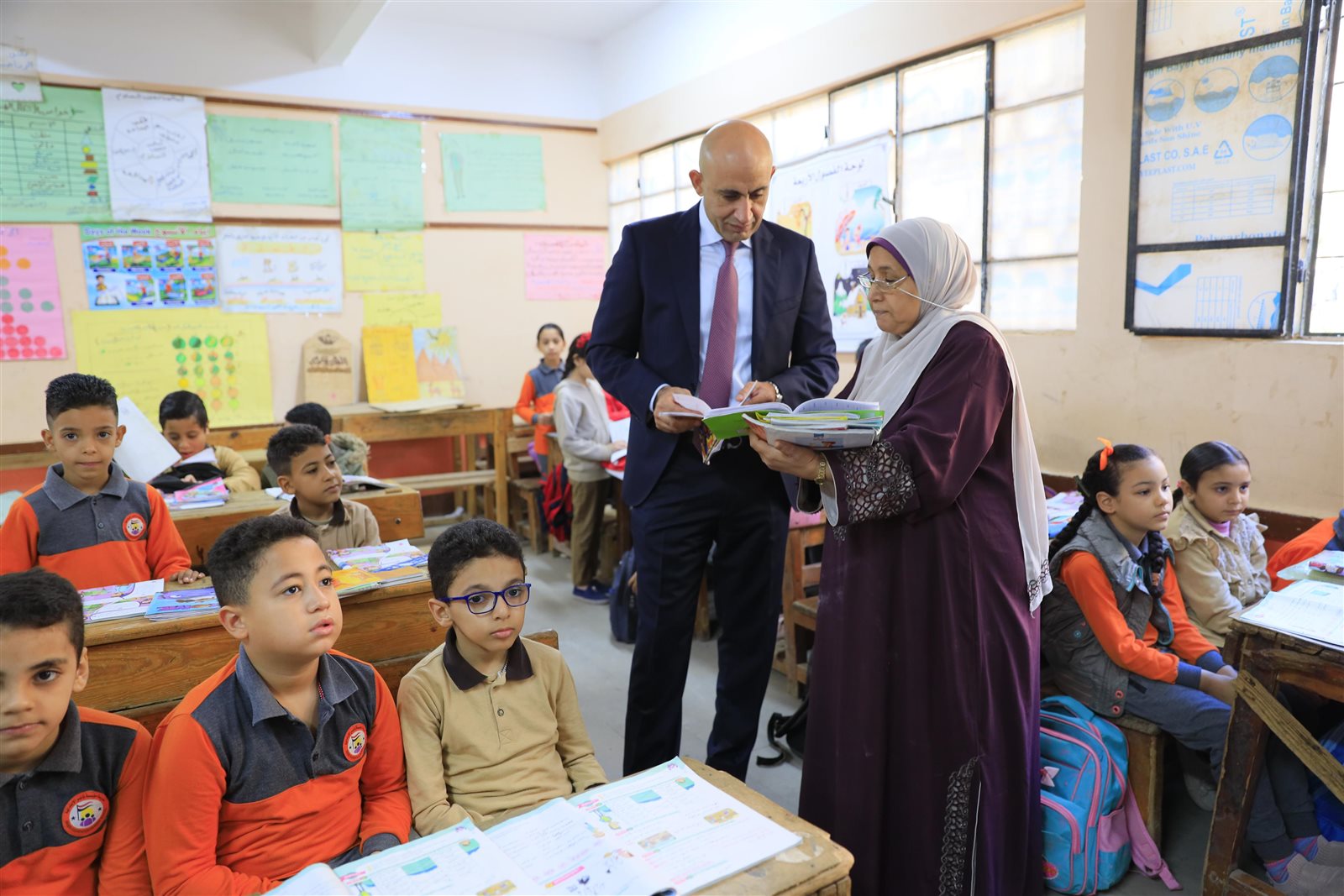 وزير التربية والتعليم يتابع سير الدراسة بمدارس الغربية