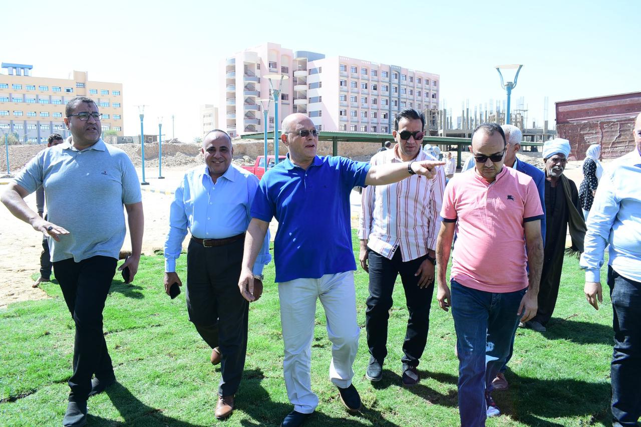 رئيس جامعة سوهاج يقود مبادرة لزراعة 750 مترًا من المساحات الخضراء بكلية الهندسة