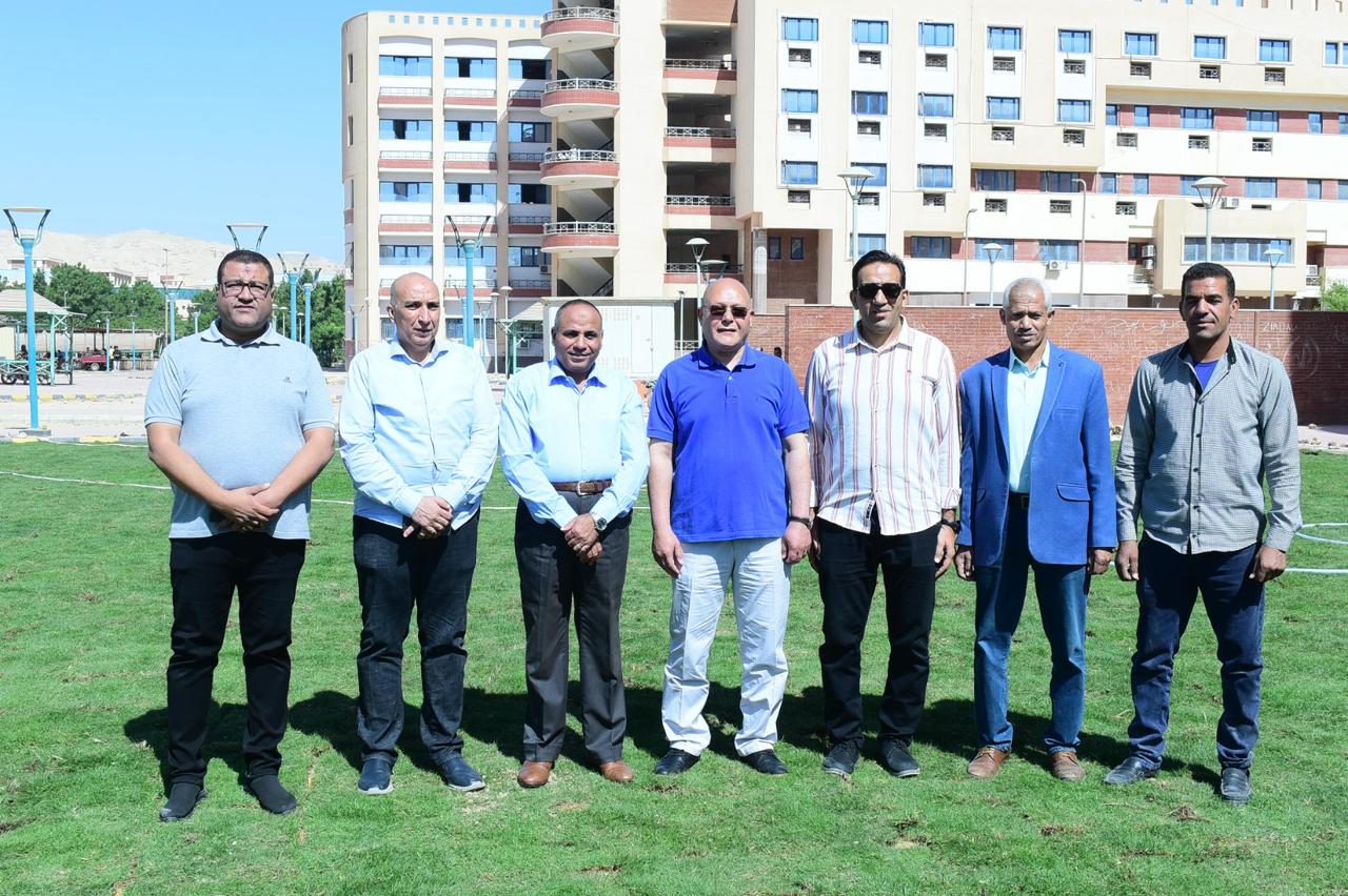 رئيس جامعة سوهاج يقود مبادرة لزراعة 750 مترًا من المساحات الخضراء بكلية الهندسة