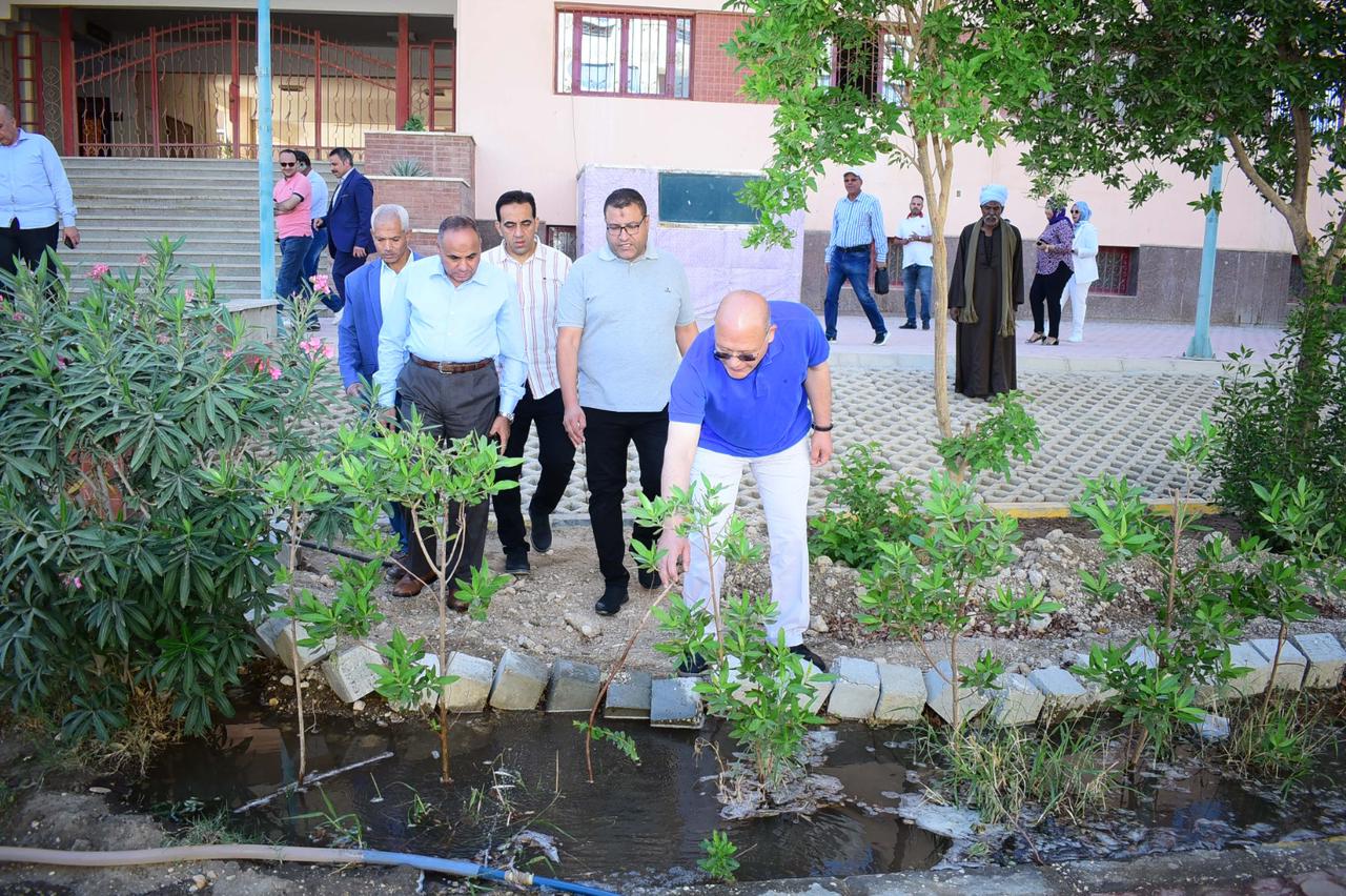 رئيس جامعة سوهاج يقود مبادرة لزراعة 750 مترًا من المساحات الخضراء بكلية الهندسة