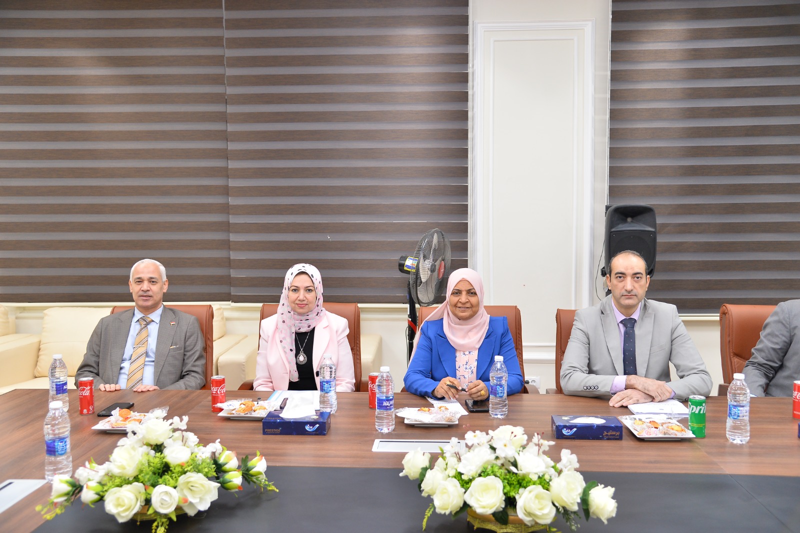 د.أحمد المنشاوي أثناء اجتماعه مع أعضاء المجلس الأكاديمي لجامعة أسيوط الأهلية