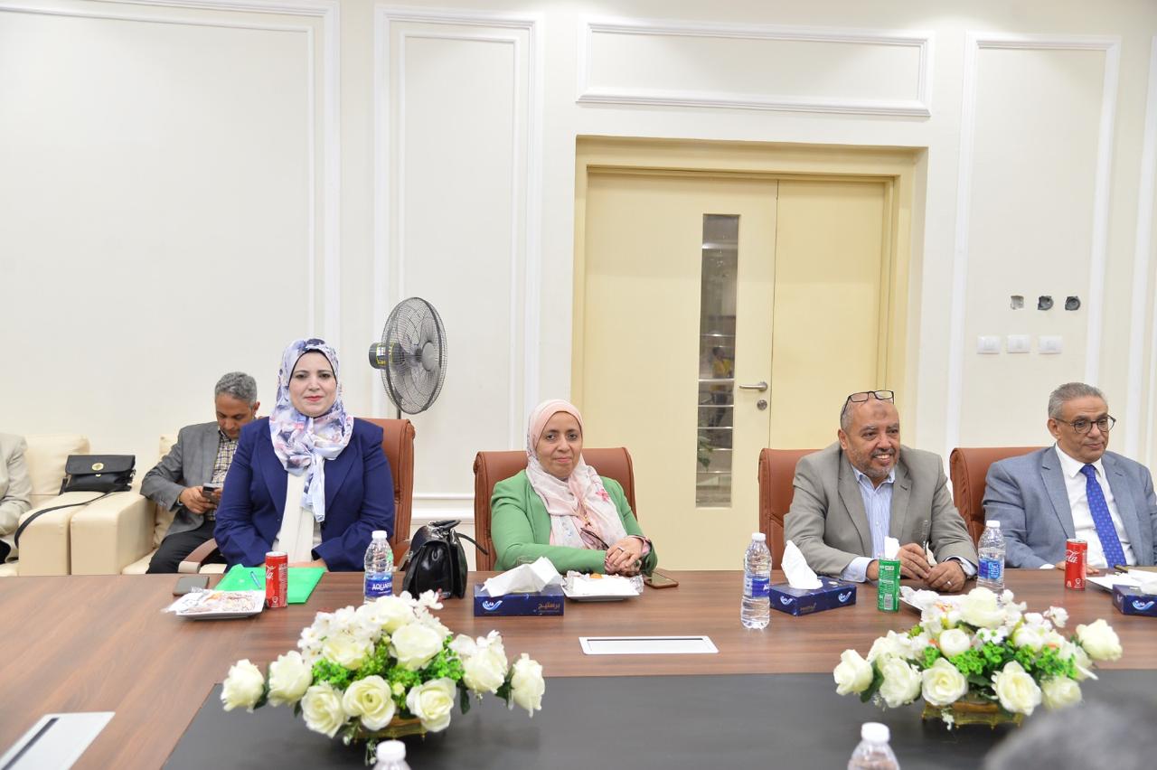 د.أحمد المنشاوي أثناء اجتماعه مع أعضاء المجلس الأكاديمي لجامعة أسيوط الأهلية