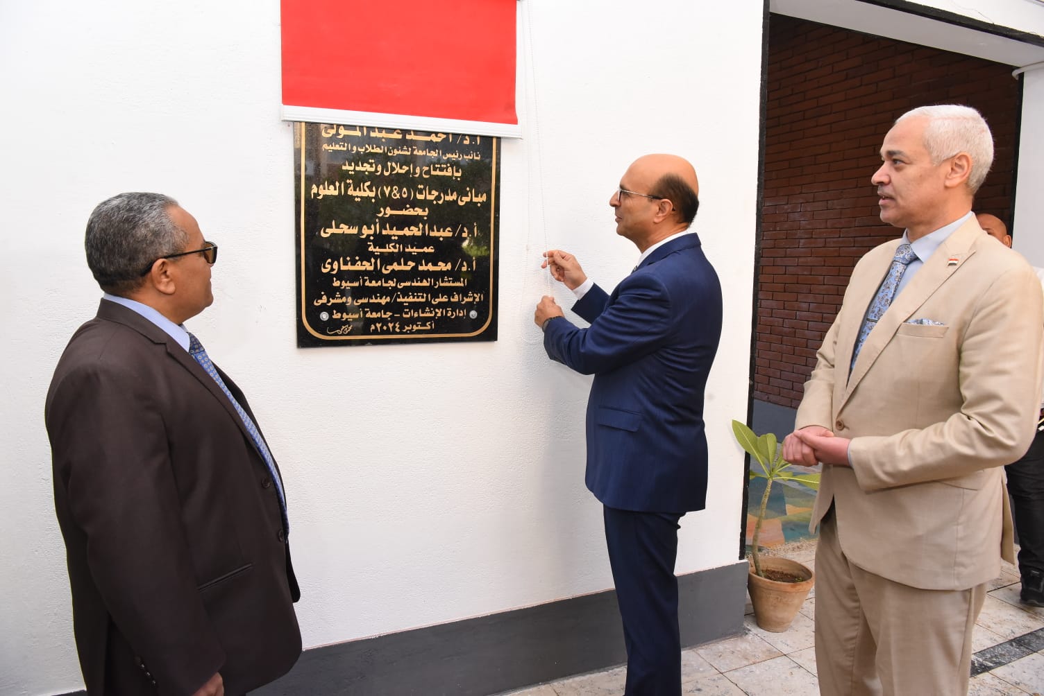 رئيس جامعة أسيوط يفتتح أعمال تجديد شاملة لمدرجات كلية العلوم