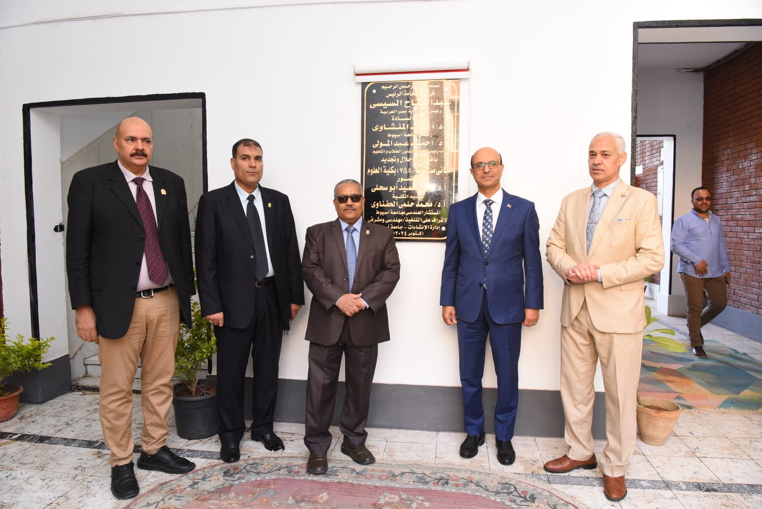 رئيس جامعة أسيوط يفتتح أعمال تجديد شاملة لمدرجات كلية العلوم