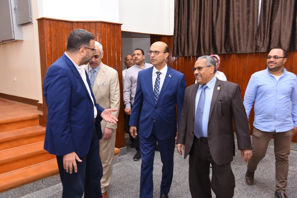 رئيس جامعة أسيوط يفتتح أعمال تجديد شاملة لمدرجات كلية العلوم