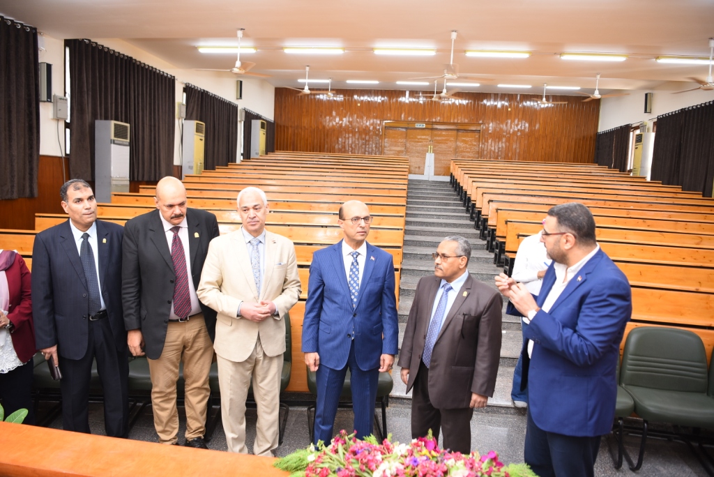 رئيس جامعة أسيوط يفتتح أعمال تجديد شاملة لمدرجات كلية العلوم