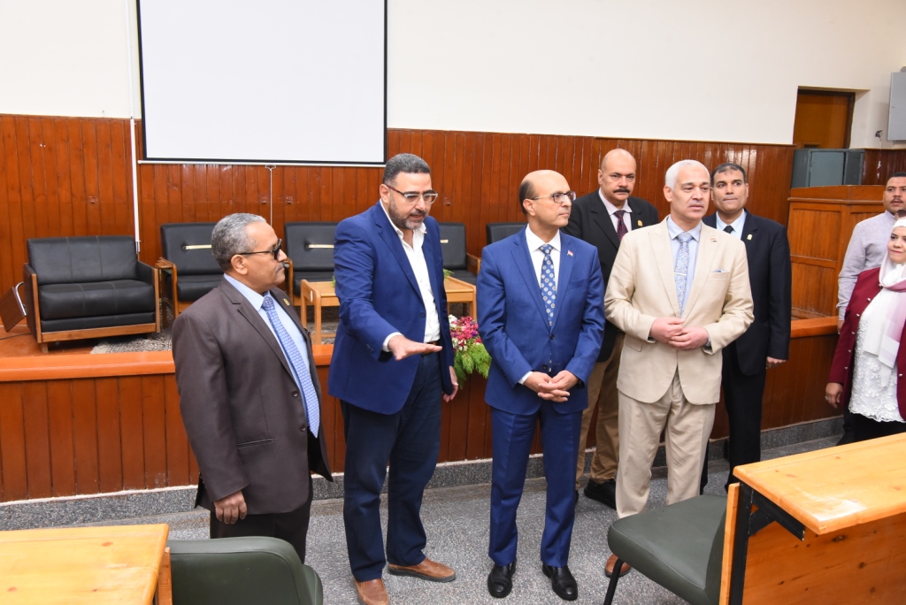 رئيس جامعة أسيوط يفتتح أعمال تجديد شاملة لمدرجات كلية العلوم