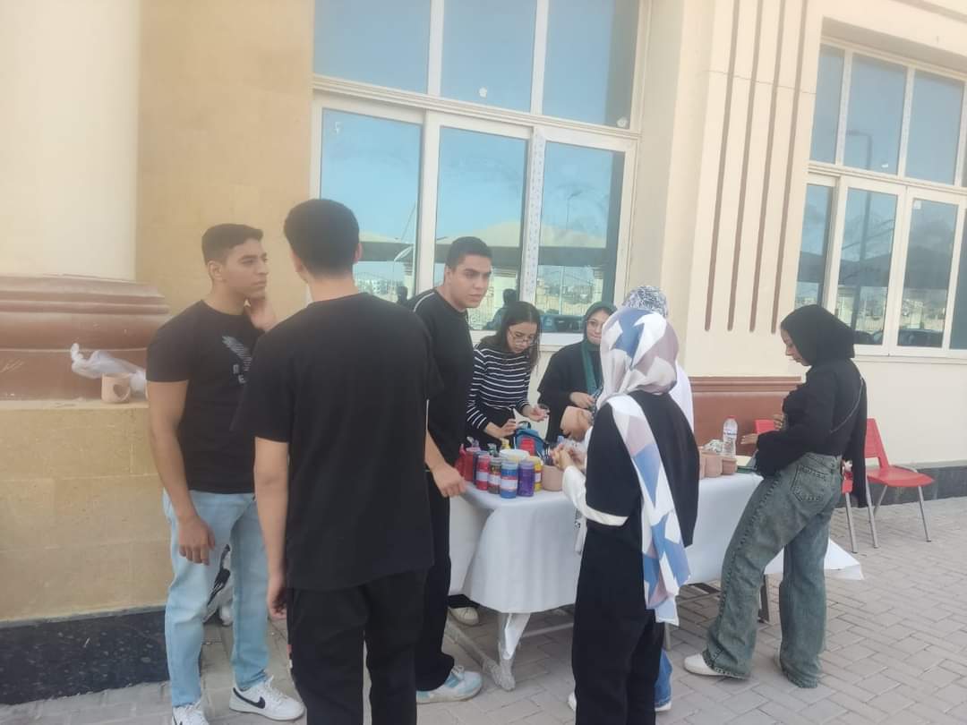 جامعة أسيوط الأهلية تنظم ورشة فنية عن أعمال الرسم على الخزف والمرايات