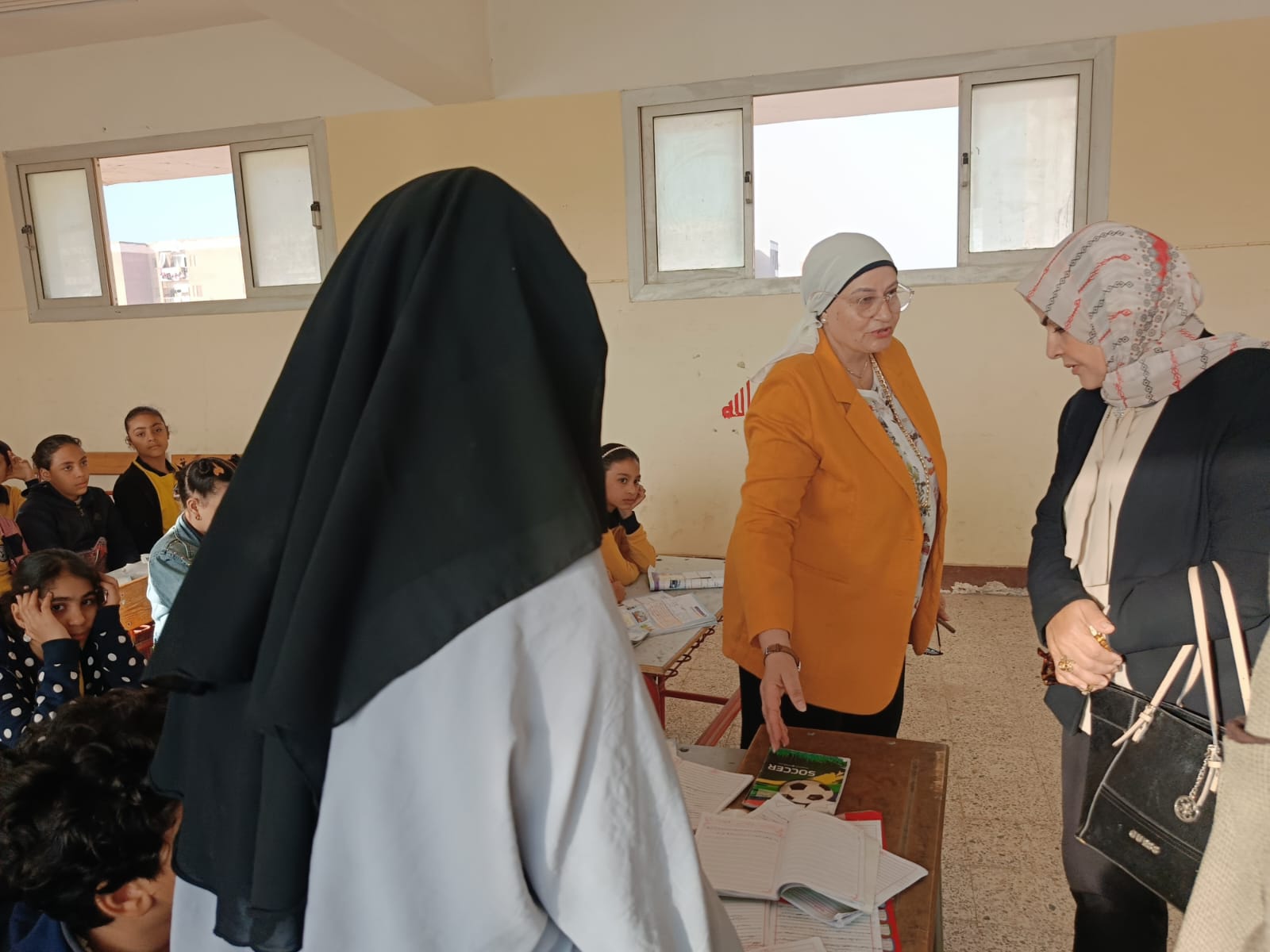 وكيل تعليم القاهرة تواصل جولاتها التفقدية لمتابعة العملية التعليمية