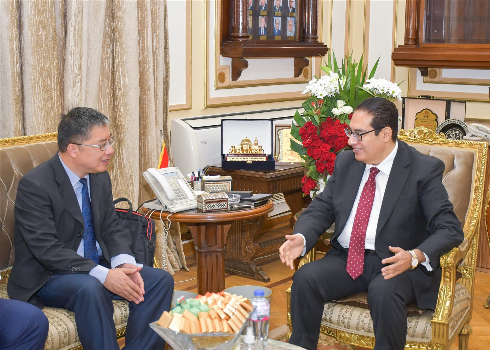 رئيس جامعة القاهرة يستقبل وفد جامعة نانجينغ