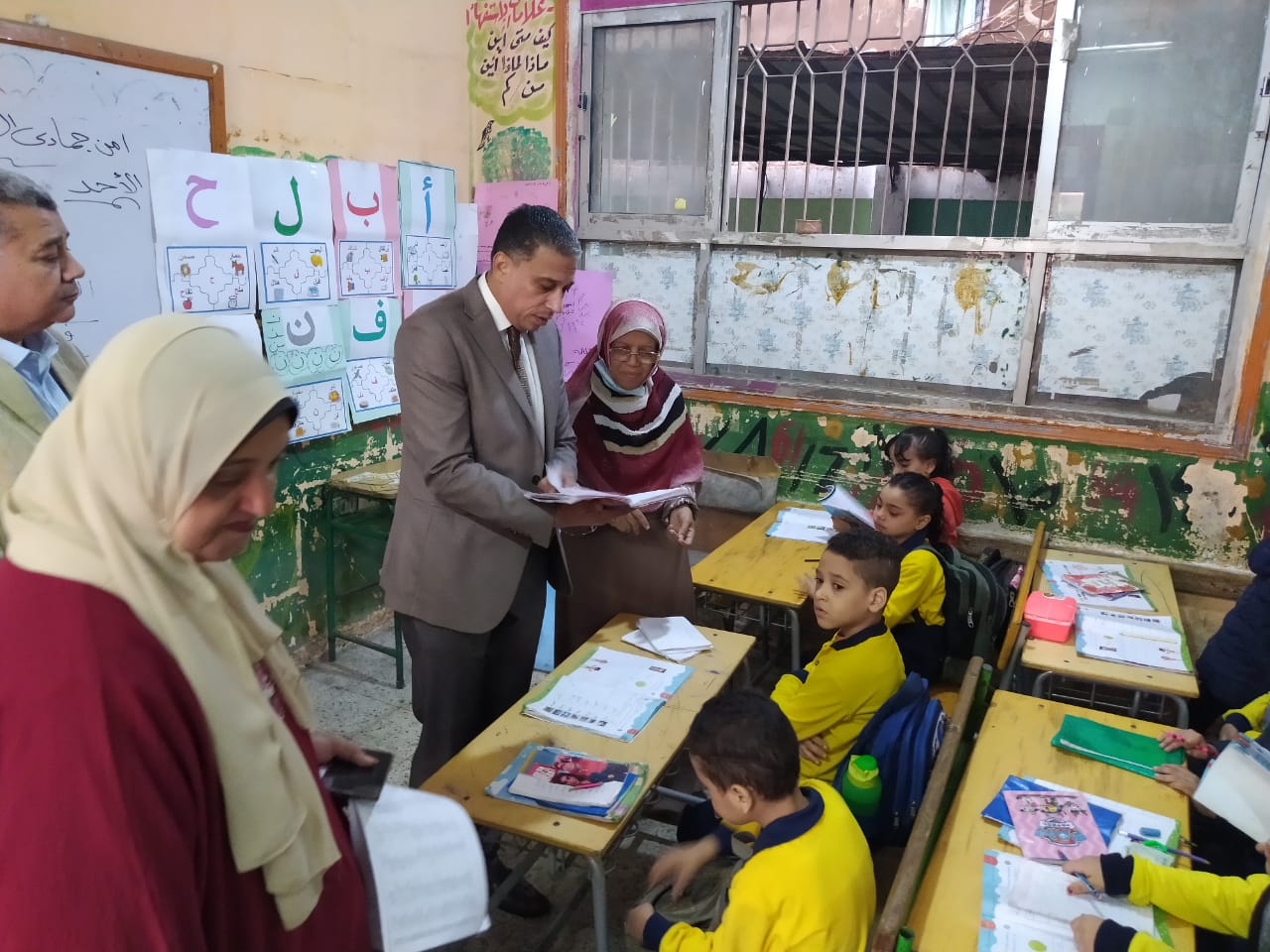 وكيل وزارة التربية والتعليم بالجيزة يتفقد سير العملية التعليمية