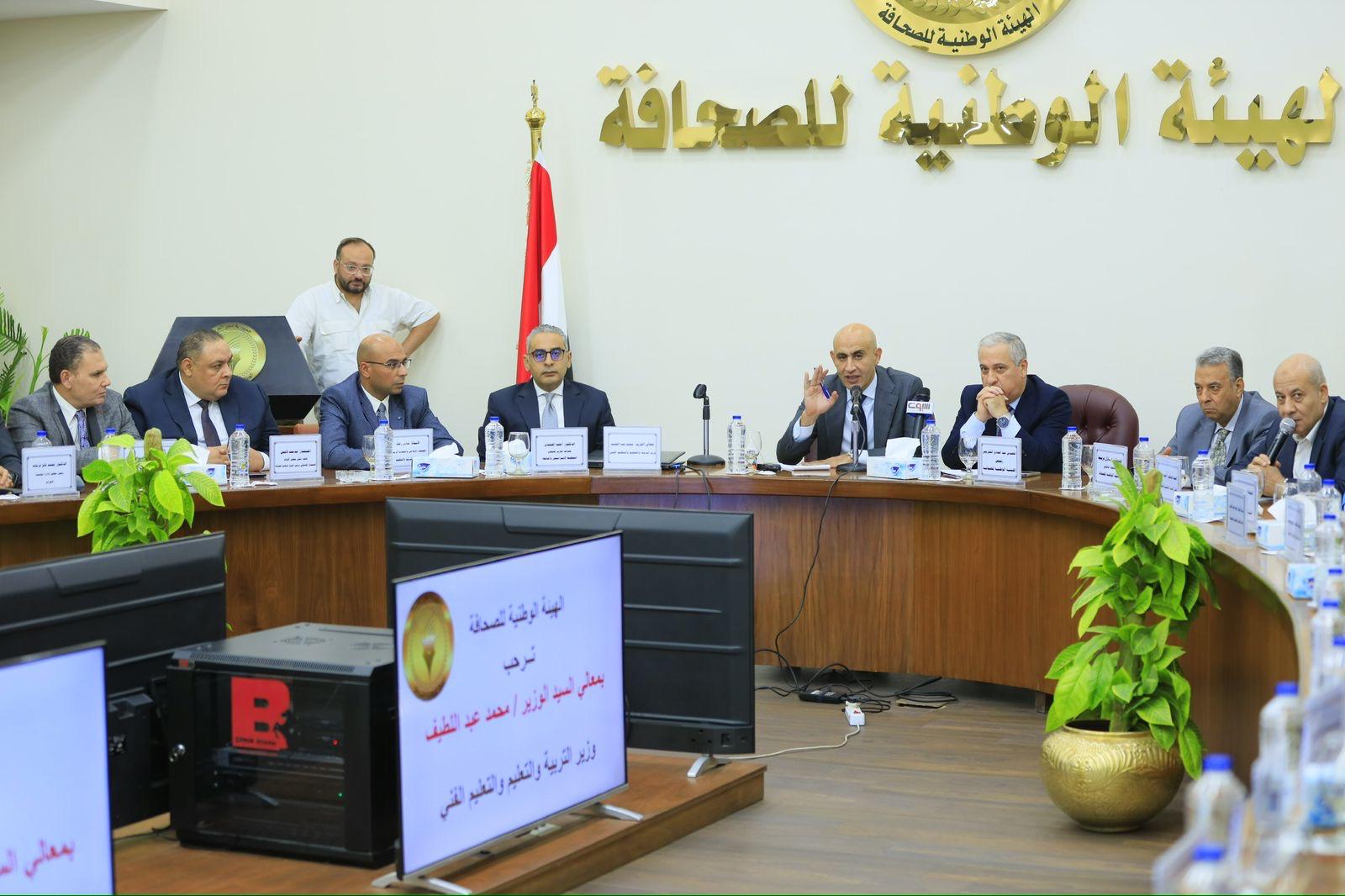 محمد عبد اللطيف وعبد الصادق الشوربجي في ندوة بالهيئة الوطنية للصحافة