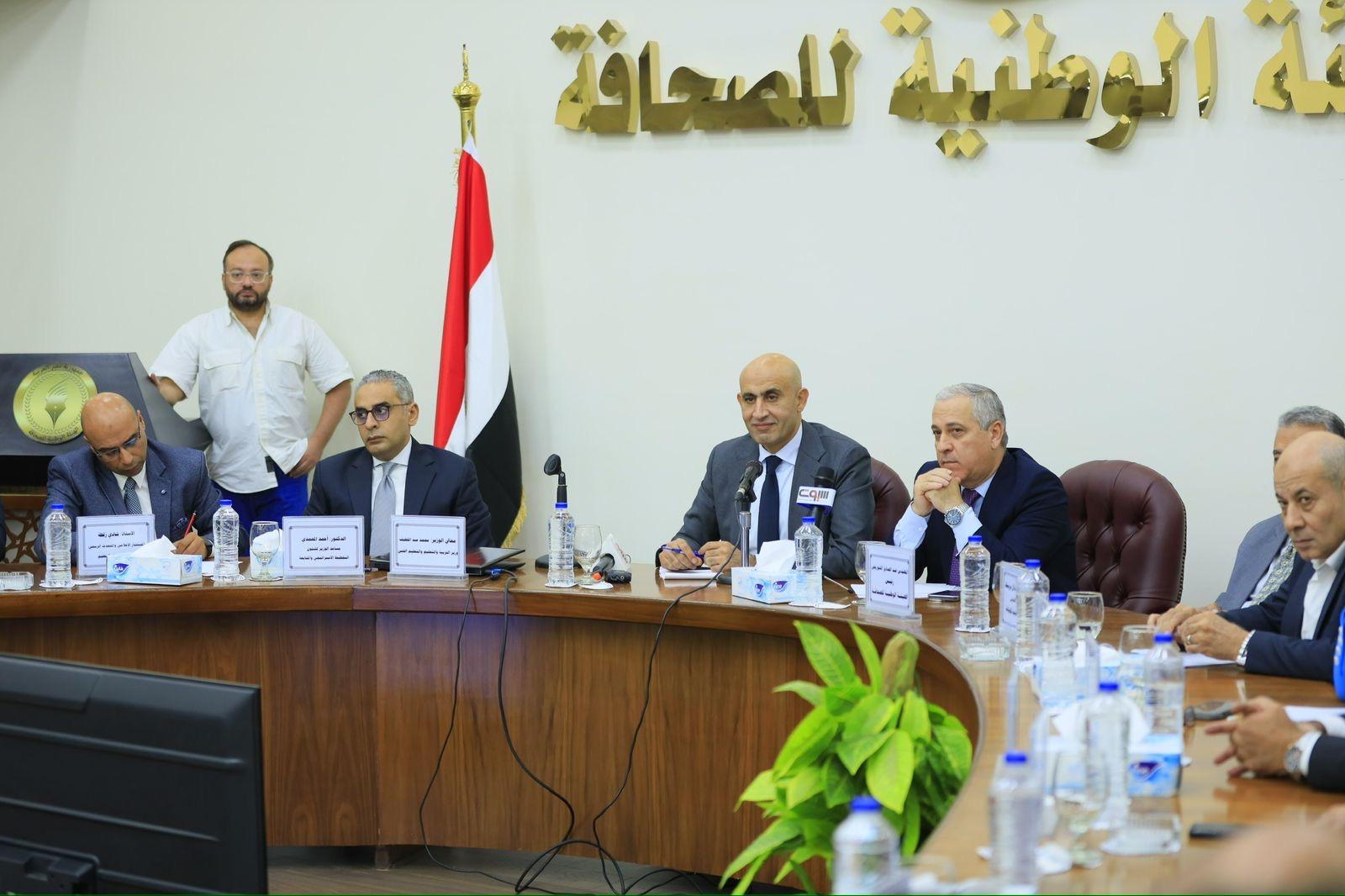 محمد عبد اللطيف وعبد الصادق الشوربجي في ندوة بالهيئة الوطنية للصحافة