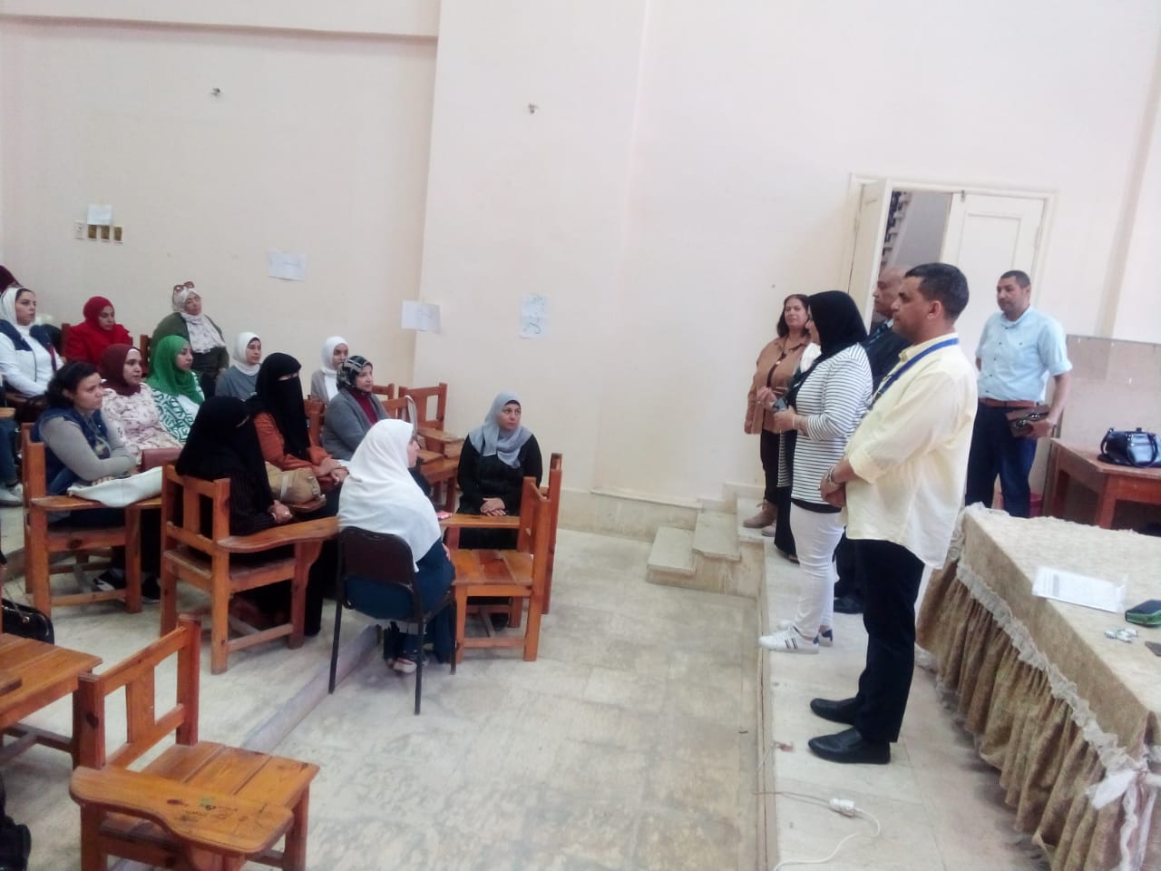 مديرة تعليم مطروح تتابع البرنامج التدريبي لتطوير مهارات المعلمين