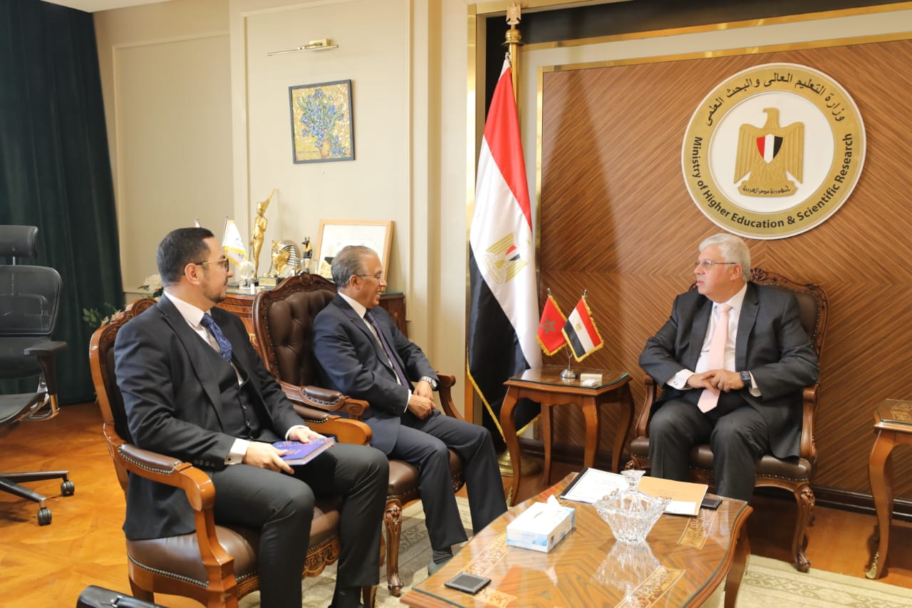 وزير التعليم العالي يستقبل سفير المملكة المغربية بالقاهرة