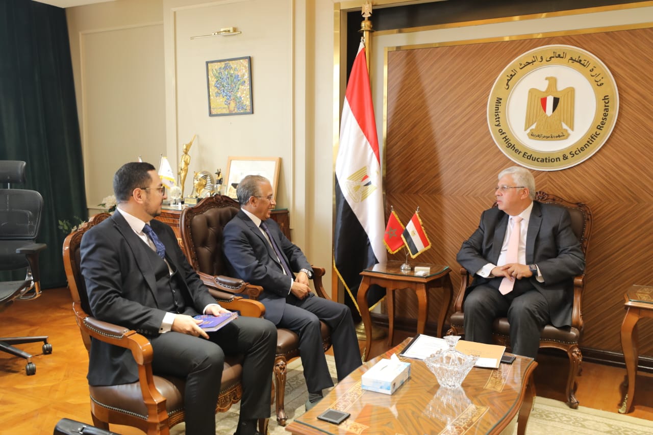 وزير التعليم العالي يستقبل سفير المملكة المغربية بالقاهرة