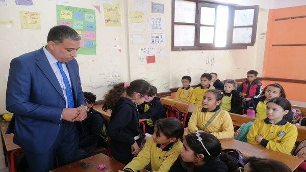 وكيل تعليم الجيزة خلال جولة تفقدية بمدارس إدارة العمرانية