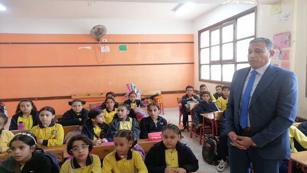 وكيل تعليم الجيزة خلال جولة تفقدية بمدارس إدارة العمرانية